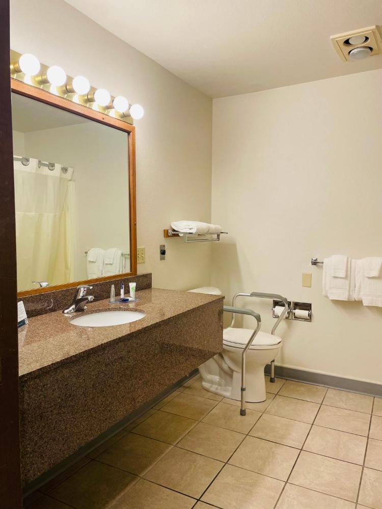 Queen Room - Disability Access interior
